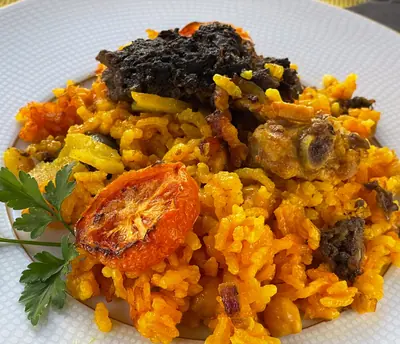 Arroz al horno con morcilla, tomate asado y perejil