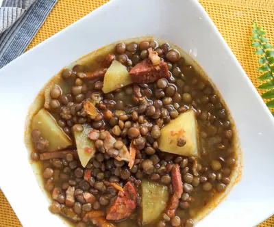 Plato hondo de lentejas caseras con patata y chorizo