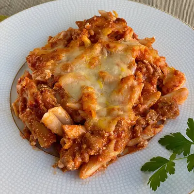 Macarrones con boloñesa gratinados con queso fundido