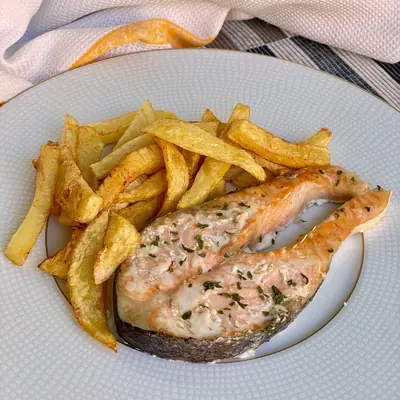 Rodaja de salmón al horno con patatas fritas caseras
